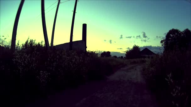 Porta da frente para fazenda abandonada, campo de grama alta, silhuetas do pôr do sol — Vídeo de Stock