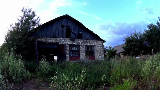 Abandoned house in grassy field — Stock Video