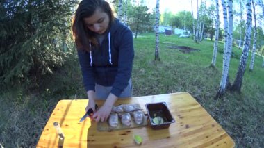 Genç kadın kesme kireç ve dışarı sıkmak 