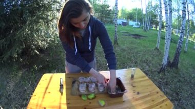 Genç kadın Mix malzemeyi Marine dışarıda yemek için güzel