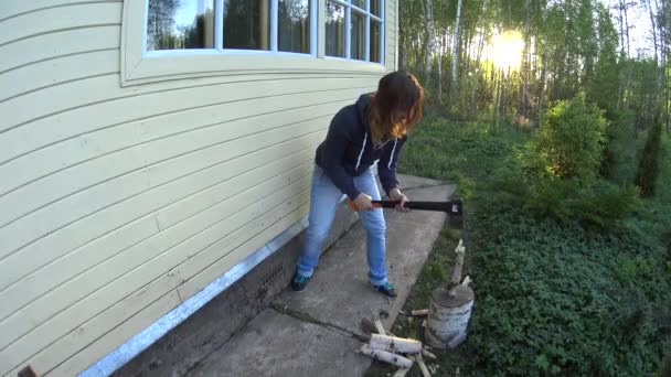 Смішні молода жінка Чоп береза деревини і торжествувати в садибу по зеленій траві — стокове відео