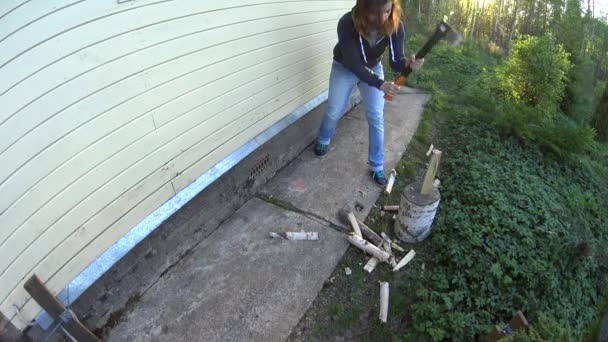 Junge Frau schneidet, macht Axt aus Birkenholz, stapelt Brennholz — Stockvideo
