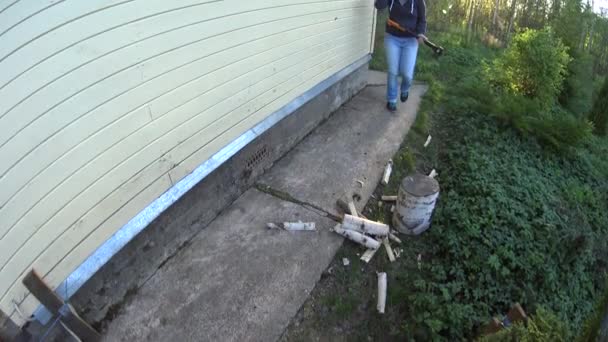 Cortes de mujer joven, hace que la hoja de Ax hecha de madera de abedul — Vídeos de Stock