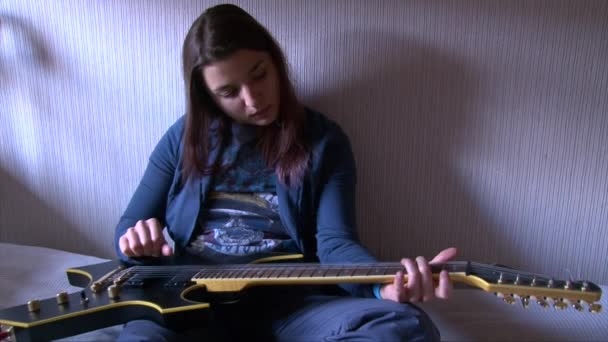 Chica jugar la guitarra eléctrica en el dormitorio — Vídeos de Stock