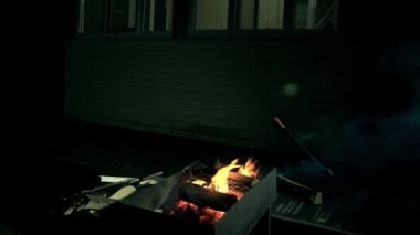 Şömine ev aydınlatma pencereye atış yaz yazlık .arka bahçesine, pan, biri siluet evde yürüyüş