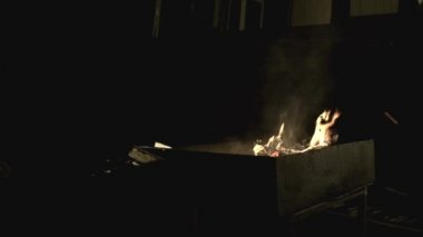 Yazlık bahçe veranda üzerinde sakin yaz gece yanan rahat ateşi