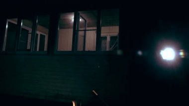Kız yazlık evde yürüyüş pencere görüntüsünü dışında karanlık gece vurdu