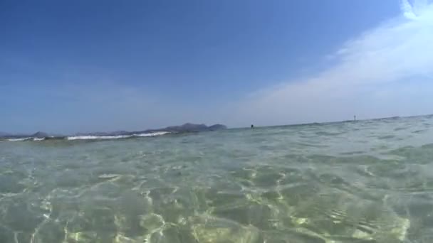 Kvinne på stranden i rosa bikini etter å ha svømt i havet på ferie ferie ferie ferie, klart blått vann, solrik dag, Mallorca, Spania – stockvideo