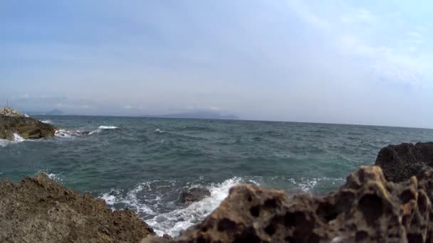 Belas ondas do mar ponto rochoso Espanha. Praia do oceano, penhasco e belas paisagens ao longo da costa. Água azul e ondas batendo ao longo da praia e rochas colinas — Vídeo de Stock