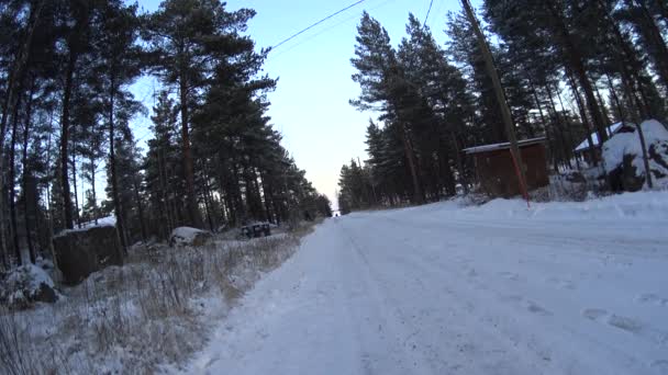 Deux filles marchant vers l'avant à la caméra dans le village de chalet d'hiver, long shot — Video