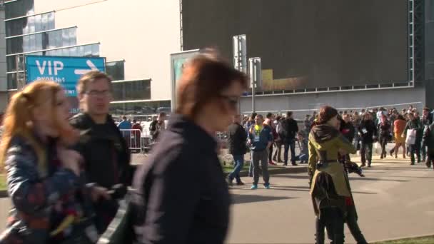 Москва, Россия, 1 октября 2016 г.: Comic Con Russia, люди ходят по улице возле VIP ворот — стоковое видео