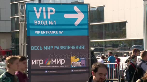 Μόσχα, Ρωσία, 1 Οκτ 2016: Comic Con Ρωσία, ανθρώπους που περπατούν γύρω στο δρόμο — Αρχείο Βίντεο