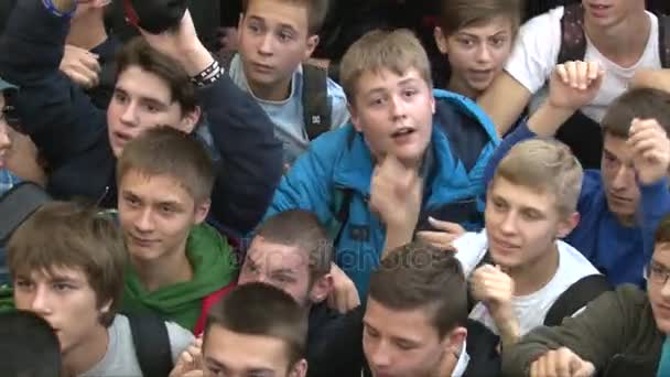 Moskva, Ryssland, 1 okt 2016: Skara tonåringar att fånga de priser, närbild ansikten — Stockvideo