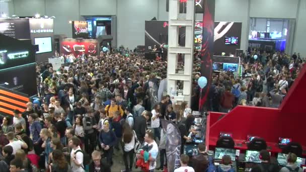 Moscow, Russia, 1 Oct, 2016: Crowd of teenage looking on stage, Comic Con festival — Stock Video