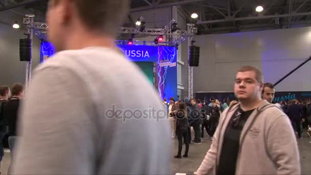 Mosca, Russia, 1 ott, 2016: Comic Con Russia, la gente si affolla vicino a una grande scena — Video Stock