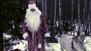 Eski moda Noel Baba ve Ren geyiği büyük boynuzları ile çocuklar fotoğraf makinesinde tebrik ediyorum