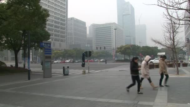 Cina, Shanghai, dic 2015: strada del centro città in vista smog — Video Stock