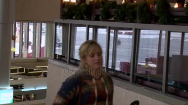 Rusya, Moskova Sheremetyevo Havaalanı: 27.12.2016: seyahat çantası olan adam