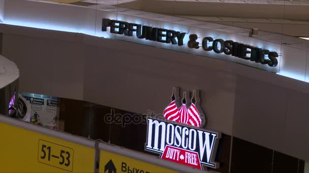 Rusko, Moskva, Šeremetěvo letiště: 27.12.2016: Duty Free shop — Stock video