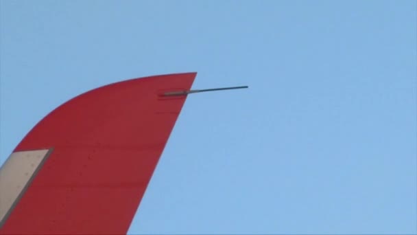 Vliegtuig vleugel bovenste punt close-up uitzoomen schot, vliegtuig vliegt in de zonsondergang — Stockvideo