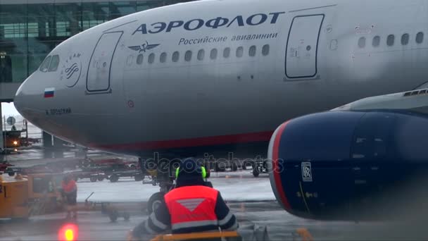 Russland, Moskau, Flughafen Scheremetjewo: 27.12.2016: aeroflot boeing — Stockvideo