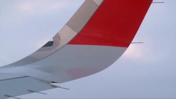 Vliegtuig rood vleugel met een navigatie-licht, vliegtuig — Stockvideo