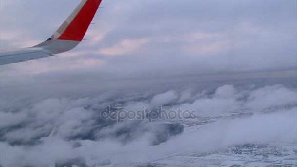 Крило і літак і сніжний пейзаж через вікно — стокове відео