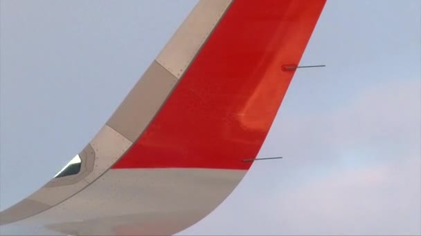 Close-up shot van vliegtuig vleugel met een navigatie flikkering licht — Stockvideo