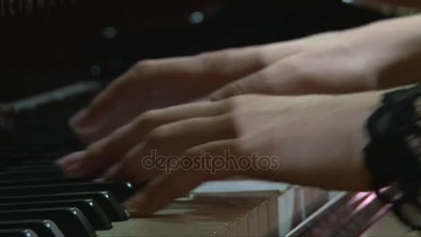 Mãos femininas tocando piano, close-up deslizante tiro — Vídeo de Stock