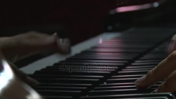 Долли снимок женских рук, играющих на фортепиано, крупным планом, идеально подходящий для титров — стоковое видео
