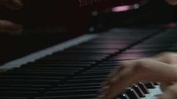 여성 손 빠르게 피아노 연주, 돌리 샷 똑바로 고 다시 — 비디오