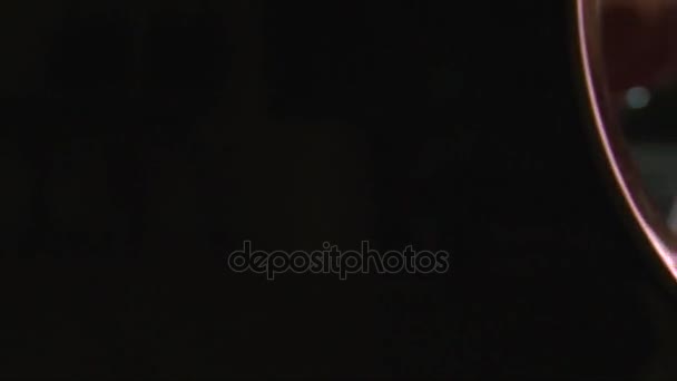 Mãos femininas calmas tocando piano, boneca disparada de fundo preto, close-up — Vídeo de Stock