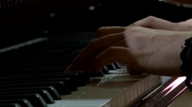 Yavaş yavaş piyano eller, dolly vurdu siyah arka plan, yakın çekim için