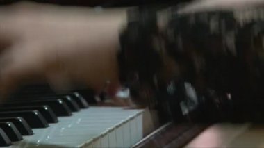 Dolly çekim hızlı bir şekilde için siyah arka plan piyano eller