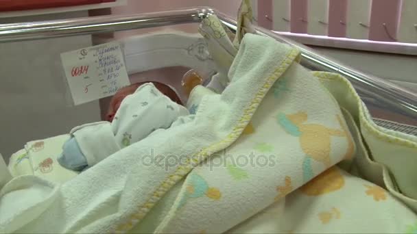 俄罗斯，莫斯科，11.02.2017︰ 新出生的婴儿在医院的床上 — 图库视频影像