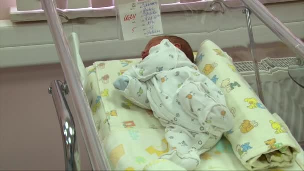 RÚSSIA, MOSCOW, 11.02.2017: recém-nascido em uma cama de hospital em geral — Vídeo de Stock