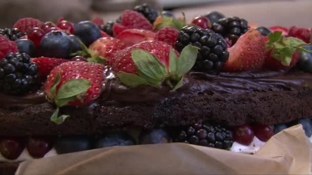 Torta di frutti di bosco in copertina di carta primo piano: fragola, mora, lamponi in cima — Video Stock