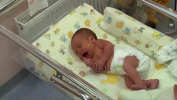 Bebê recém-nascido nu em uma cama de hospital, vista superior — Vídeo de Stock