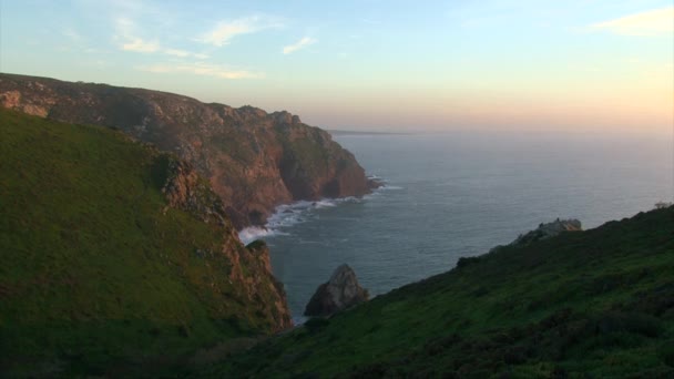 Hermosa puesta de sol en el acantilado del océano, el cabo forma la extensión más occidental — Vídeo de stock