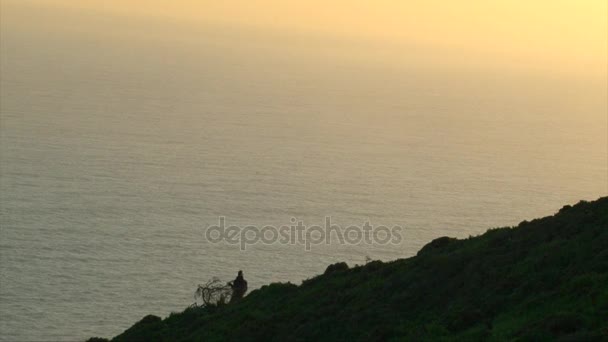 Photographe installer le trépied sur la falaise de l'océan pour faire une grande photos — Video