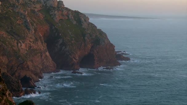 Colinas de rochas oceano penhasco com ondas esmagadoras na costa, bela natureza — Vídeo de Stock