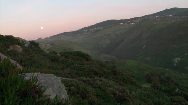 Rotsachtige berg met een groen gras, zomer avond volle maan in de heuvels — Stockvideo