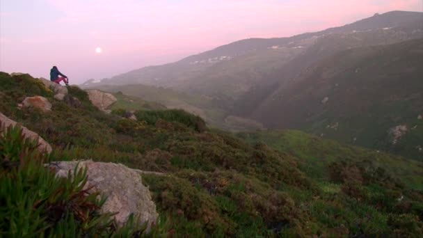 Chica deprimida solitaria bebiendo botella de vino en la colina de roca — Vídeos de Stock