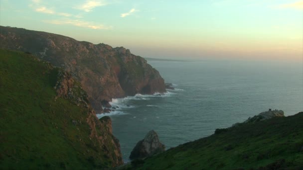 Hermosa puesta de sol en las colinas de montaña en la costa del océano, cabo Roca, Portugal — Vídeo de stock