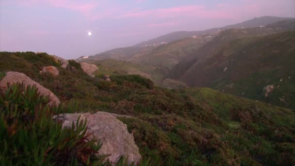 Montagna rocciosa di pietra con un'erba verde, luna piena di sera d'estate — Video Stock