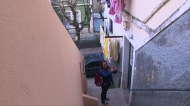 Selfie fotoğrafta smartphone cep telefonu ile arasında bir sırt çantası ile turist kız