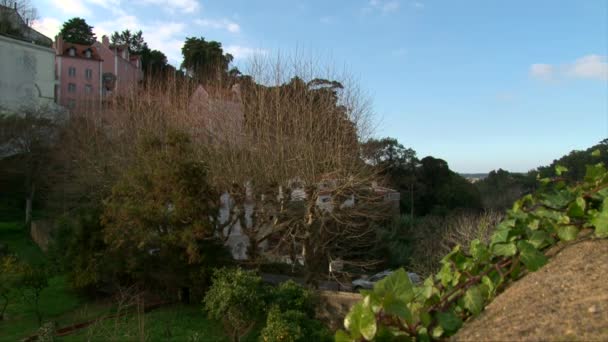 Zoom in shot città turistica in montagna colline, soleggiata giornata estiva — Video Stock