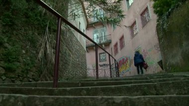 Eski şehrin sokak yukarı gidiş bir sırt çantası ile kız
