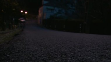 Hemen bacaklarını açıp küçük şehir içinde yol geçiş spor ayakkabı lastikbotlar