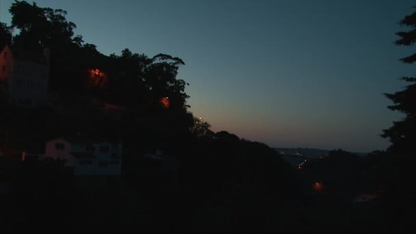 Sonnenuntergangslandschaft in Hügeldorf, Abenddämmerungshimmel, Silhouettenbäume — Stockvideo